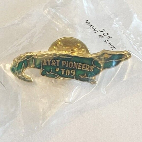 Vintage AT&T Pioneers Chapter 109 Alligator Enamel Pin - Picture 1 of 2